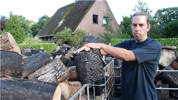 Das durch den Brand verkohlte Holz hat Henrik Krenkel mittlerweile zerschnitten. Es soll abtransportiert werden. Der Beerster ist sauer.