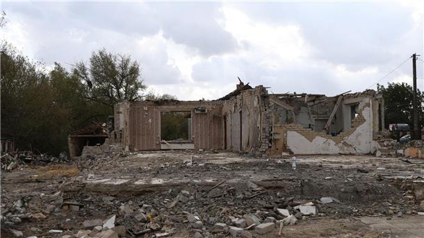 Krieg gegen die Ukraine: So ist die Lage Das durch russischen Beschuss zerstörte Café im ostukrainischen Dorf Hrosa.