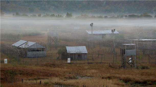 Die letzten Gefangenen von Guantánamo Das ehemalige Camp X-Ray liegt im Morgennebel. Am 11. Januar 2002 kamen hier die ersten Guantánamo-Gefangenen an, schon nach wenigen Monaten wurde es wieder geschlossen.