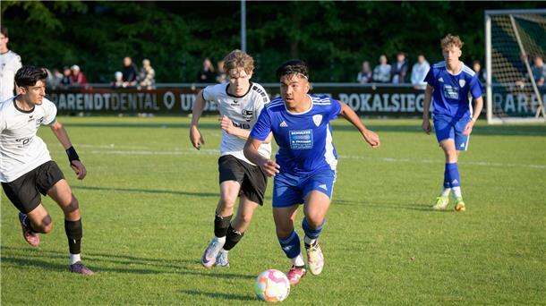 Das ehemalige JFV-Talent Tyrese Tele Voß (rechts) verlor mit dem Blumenthaler SV zum Saisonstart in der U17-Bundesliga.