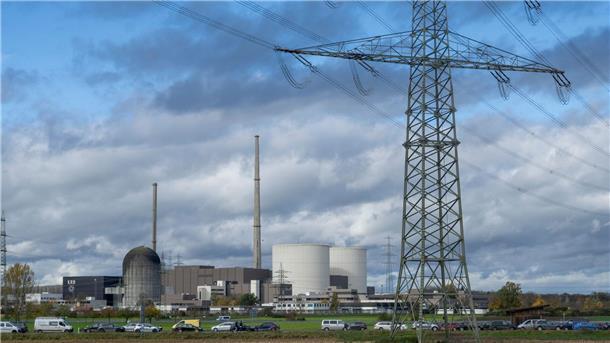 Spatenstich für Deutschlands größten Batteriespeicher Das ehemalige Kernkraftwerk nach der Sprengung der Markanten Kühltürme. (Archivbild)