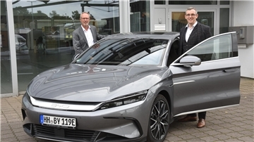 Das Foto zeigt einen BYD mit Viktor Hafner und Dirk Kaiser. 