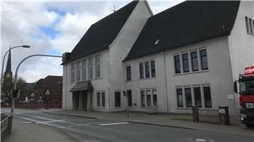 Das ehemalige Schulgebäude neben dem St.-Bernhard-Hospital wird als Behelfskrankenhaus hergerichtet.