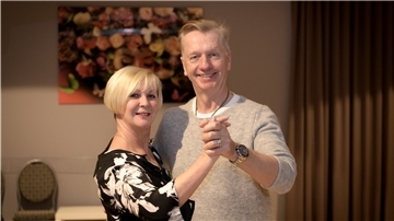 Horst und Andrea Beer tanzen im Wohnzimmer.