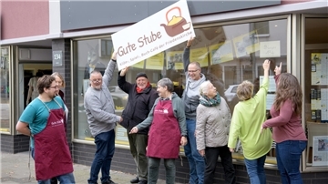 Das ehrenamtliche Team der evangelisch-methodistischen Gemeinde Bremerhaven bereitet alles zur Eröffnung der „Guten Stube“ in der „Bürger“ 134 vor. Foto: Ralf Masorat