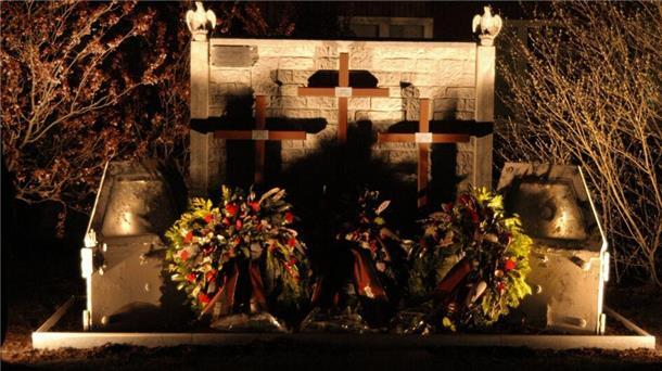 Das Ehrenmal in der Fallschirmjäger-Kaserne Seedorf für die drei am 2. April 2010 in Afghanistan gefallenen Soldaten.