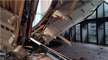 Eingestürztes Kirchendach mit zerbrochenen Holzbalken und Trümmern im Innenraum der Kirche St. Elisabeth in Kassel.