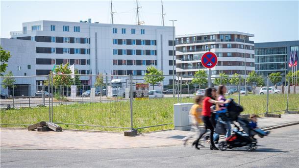 Blick auf Gelände mit Zaun.