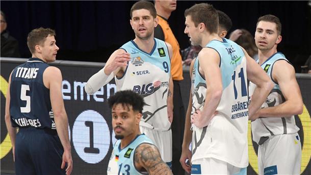 Das Eisbären-Team mit (von links) Matt Freeman, Robert Oehe, Adrian Breitlauch sowie Daniel Norl (vorne) hat in der Hinrunde zu selten überzeugen können.