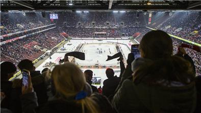 Das Eishockeyspiel im Kölner Fußballstadion bietet eine ganz besondere Atmosphäre.