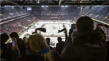 Das Eishockeyspiel im Kölner Fußballstadion bietet eine ganz besondere Atmosphäre.