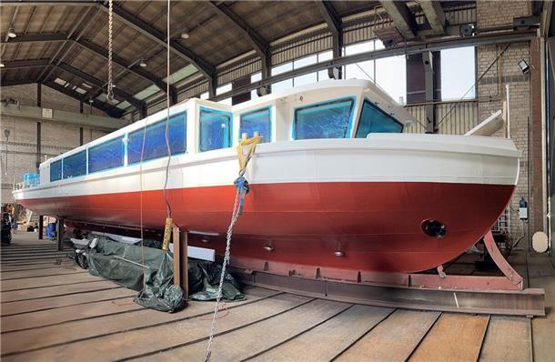Das Elektro-Hafenboot „Engelke“ ist 22,5 Meter lang und bietet 75 Personen Platz. Da es aufgrund der niedrigen Brücken in Emden sehr flachgängig sein muss, wurde ein ausgeklügeltes Ballast-System entwickelt.