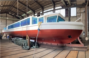 Das Elektro-Hafenboot „Engelke“ ist 22,5 Meter lang und bietet 75 Personen Platz. Da es aufgrund der niedrigen Brücken in Emden sehr flachgängig sein muss, wurde ein ausgeklügeltes Ballast-System entwickelt.