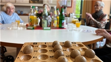 Das Elisabeth-Haus in Bremerhaven ist "durchgeimpft", hier können sich die Bewohnerinnen wieder zum Bingo treffen. Weitere Lockerungen auch bei den Besucherregeln sind in Sicht.