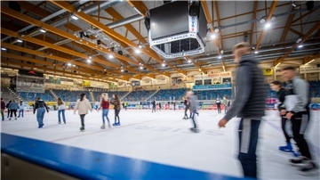 Menschen fahren Schlittschuh in der Eisarena Bremerhaven. Dort endet die diesjährige Eislaufsaison am 30. März.
