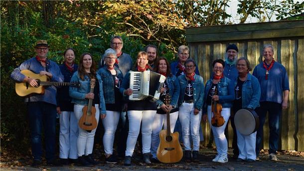 Butjenter Speelwark. Die Musikgruppe tritt in Burhave auf.