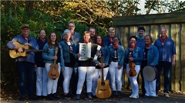 Butjenter Speelwark. Die Musikgruppe tritt in Burhave auf.
