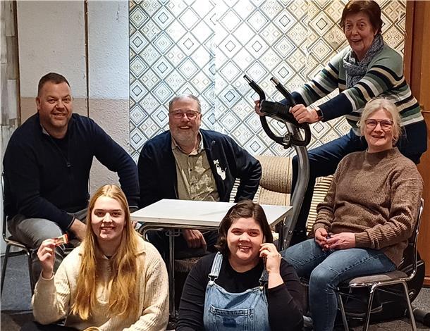 Das Ensemble von „Strengste Diät (von links): Ralf Thienken, Lina Thienken, Jörg Wiggers, Lena Müller-Wiggers, Ute Hülstede und auf dem Fahrrad Hanna Tienken.