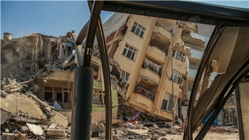 Das Erdbeben hat viele Gebäude zerstört - auch dieses im türkischen Ort Samandag.