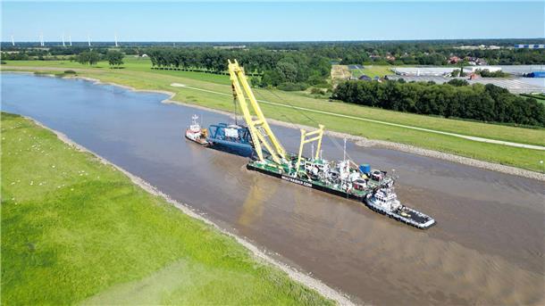 Schwimmkran liefert erstes Bauteil für neue Friesenbrücke an Das erste Brückenteil wiegt etwa 300 Tonnen.