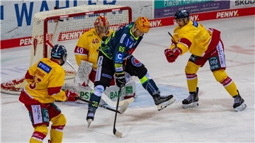 Pinguins-Stürmer Christian Wejse in Aktion vor dem gegnerischer Gehäuse.