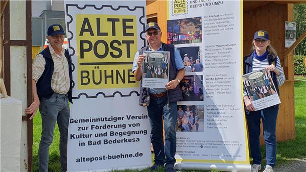 Das erste Jahr ist rum: Andreas Bruske (von links), Sven Wojzischke und Sibylle Horstmann vom Vorstand des Vereins AltePost-Bühne haben viel Spaß an der Kultur in Beers. Sie werben um neue Mitarbeiter und Gäste.
