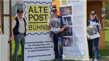Das erste Jahr ist rum: Andreas Bruske (von links), Sven Wojzischke und Sibylle Horstmann vom Vorstand des Vereins AltePost-Bühne haben viel Spaß an der Kultur in Beers. Sie werben um neue Mitarbeiter und Gäste.