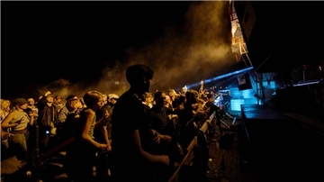 Feiernde Menschen beim NEUS-Festival in Bremerhaven.