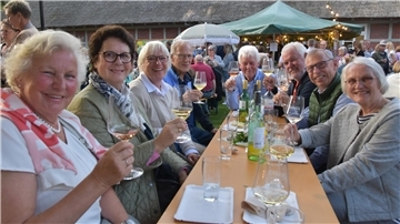 Das erste Sittenser Weinfest am Heimathaus kam bei den Gästen am Freitagabend gut an.