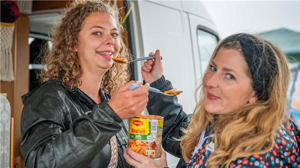 Das Essen ist angerichtet: Die Festivalgäste zeigen uns ihr Lieblingsgericht auf dem Deichbrand-Festival.