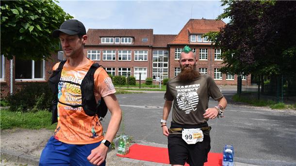 Das Etappenziel Rodenkirchen ist erreicht: Martin Watzke aus dem Ammerland (rechts) und Dominic Henzler aus Baden-Württemberg können eine verdiente Pause einlegen.