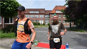 Das Etappenziel Rodenkirchen ist erreicht: Martin Watzke aus dem Ammerland (rechts) und Dominic Henzler aus Baden-Württemberg können eine verdiente Pause einlegen.