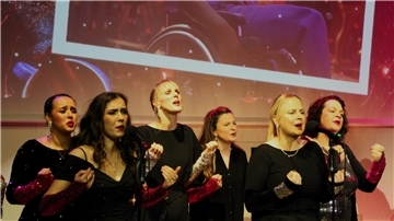 Sängerinnen des Chors "That's Entertainment" beim Auftritt im Apollo Bremerhaven