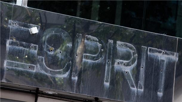 Sinkende Umsätze führen beim Modekonzern Esprit zur Insolvenz  Überreste des entfernten Logos der Modekette Esprit