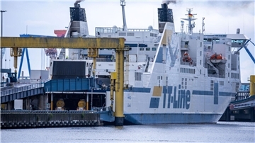 Das Fährschiff „Akka“ der Reederei TT-Line wird in Rostock für die Überfahrt ins schwedische Trelleborg beladen.