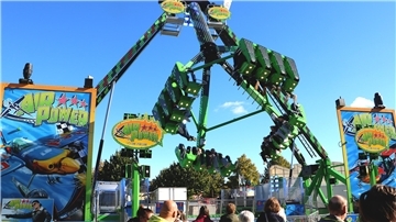 Leute stehen vor dem Fahrgeschäft "Air Power". Es ist erstmals auf dem Frühjahrsmarkt in Bremerhaven dabei. 