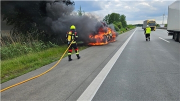 Feuerwehr löscht brennendes Auto auf der Autobahn 1 Der in Vollbrand stehende Pkw