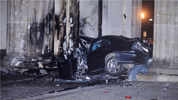 Auto kracht in Brandenburger Tor - 26-jähriger Fahrer stirbt Das Fahrzeug wurde durch den Aufprall komplett zerstört. Der Fahrer war vermutlich sofort tot.