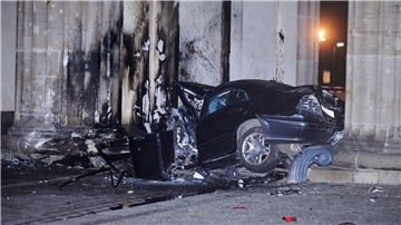 Das Fahrzeug wurde durch den Aufprall komplett zerstört. Der Fahrer war vermutlich sofort tot.