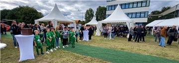 Das Familienfest von Kronos-Titan fand auf dem Gelände des Unternehmens in Blexen statt. 350 Mitarbeiter waren mit ihren Familien gekommen, auch frühere Mitarbeiter waren dabei.