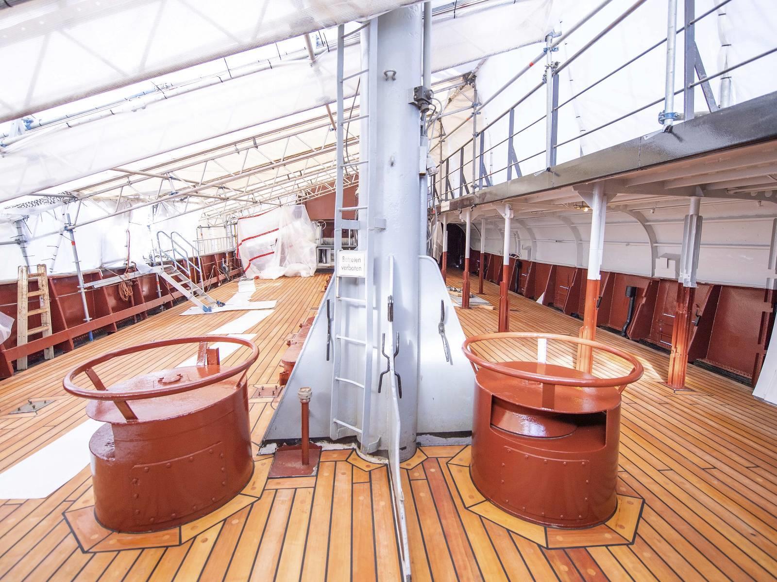 Das Fangdeck der „Gera“ wurde gestrahlt, konserviert und neu gestrichen. Fertig ist auch die neue Decksbeplankung aus Oregon Pine.