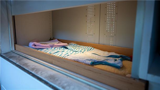 15 Kinder kamen 2022 in Niedersachsen anonym zur Welt Das Fenster der Babyklappe ist geöffnet, Baby-Schlafsack, Handtuch, Decken liegen bereit.