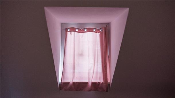 Das Fenster im Raum der Tagesgruppe der Jugend- und Erziehungshilfeeinrichtung der Arbeiterwohlfahrt (AWO) Braunschweig ist mit einem Vorhang verhangen.
