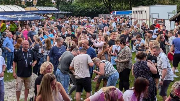 Viele Feiernde bei Festival