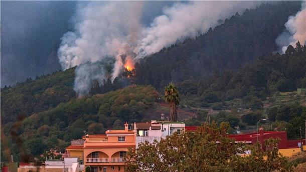Das Feuer breitet sich in La Orotava aus.