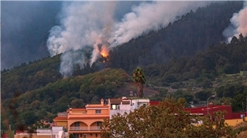 Das Feuer breitet sich in La Orotava aus.