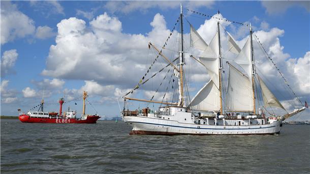 Das Feuerschiff "Bürgermeister O’Swald II" (1948 bis 1988 auf der Elbe im Einsatz) und der Segler "Großherzogin Elisabeth (1909) vor Bremerhaven.