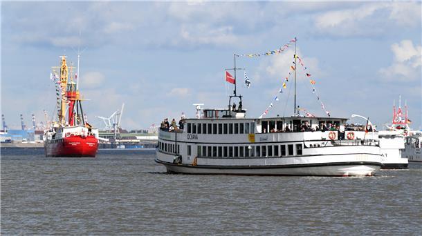 Das Feuerschiff "Bürgermeister O'Swald II" und die "Hansa".