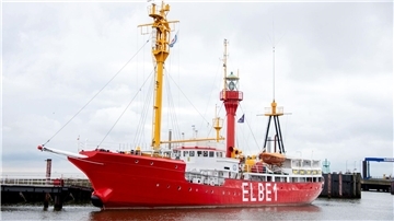 Die „Elbe 1“ liegt auf dem Wasser. Am 20. April soll die „Rote Lady“ wieder im Heimathafen Cuxhaven festmachen.