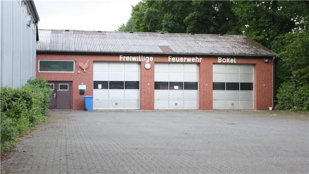 Das Feuerwehrgerätehaus soll um einen Anbau erweitert werden, um künftig den Anforderungen gerecht zu werden.